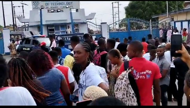 Cross River varsity students protest robbery attacks on female hostels, barricade main gate (video)