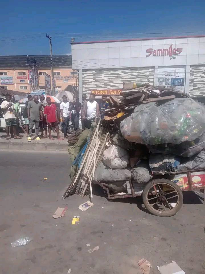 Young man in NYSC uniform spotted pushing heavily loaded truck in Port Harcourt 