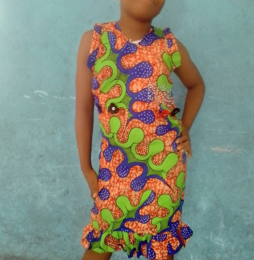 Nigerian pupils make dresses with needle and thread 