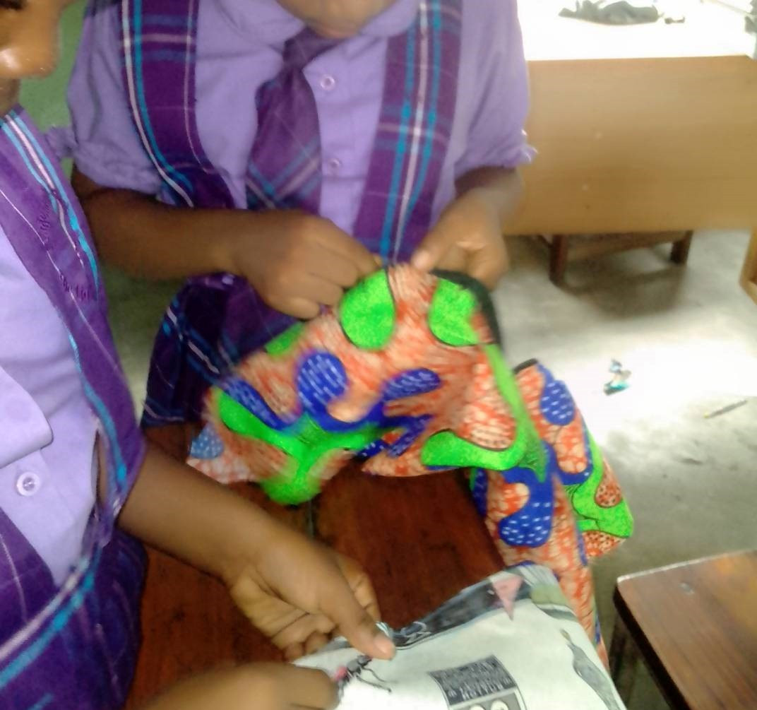 Nigerian pupils make dresses with needle and thread 