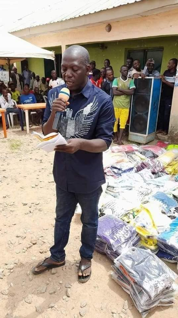 PDP delegate returns to his community in Kaduna to distribute money he made from the presidential primaries