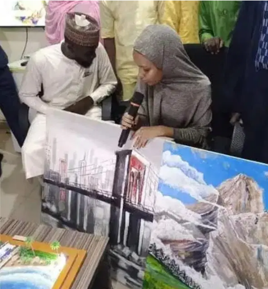 Katsina state gov awards a scholarship to a 15-yr-old student for art paintings