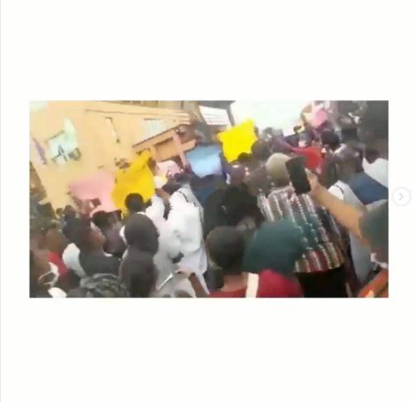 UNIBEN students block Lagos-Benin highway as they protest against fees hike